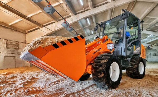 Chargeuse compacte AMKODOR – 900 kg / 36 kW (49 ch)