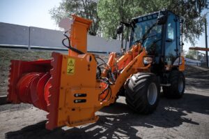 Chargeuse compacte AMKODOR – 900 kg / 36 kW (49 ch)